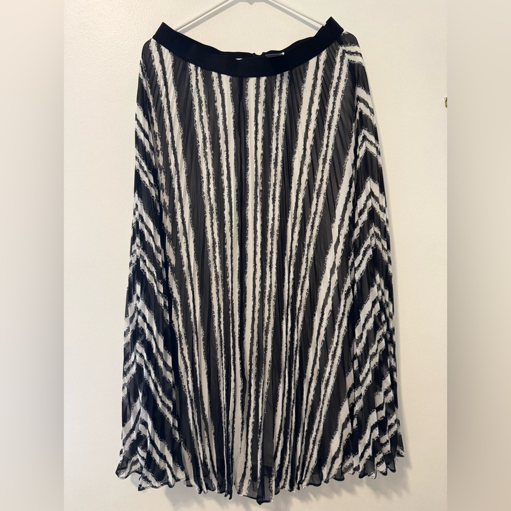 Ann Taylor Black and White Patterned Skirt